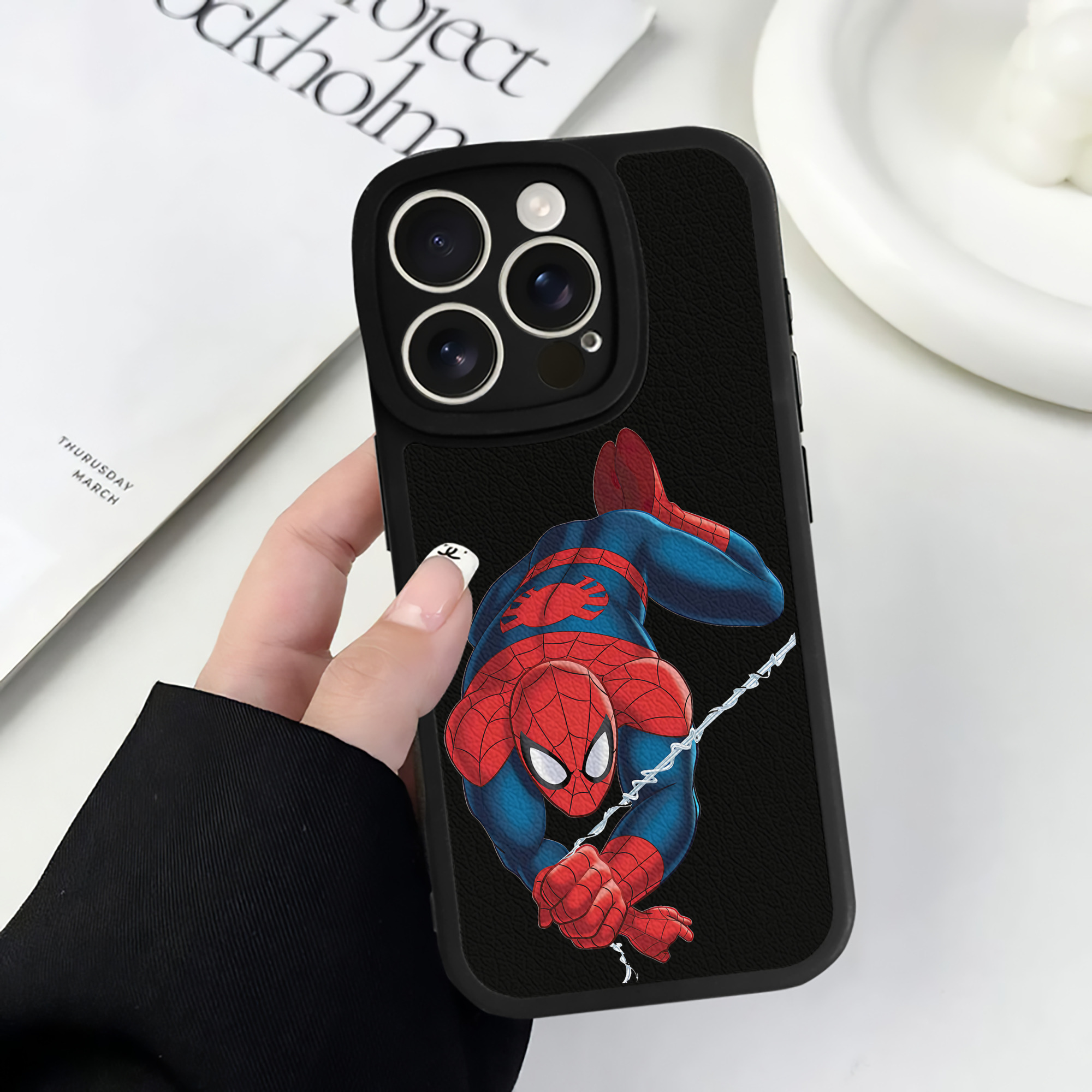 Spider Man スパイダーマン 【iPhone 16シリーズ対応】シリコンスマホケース（レザー調） 材質：シリコン